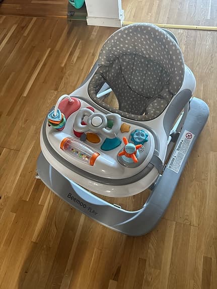 Beemoo play  gåstol med aktivitetsleksaker