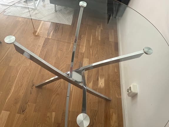 matbord i krom och glas