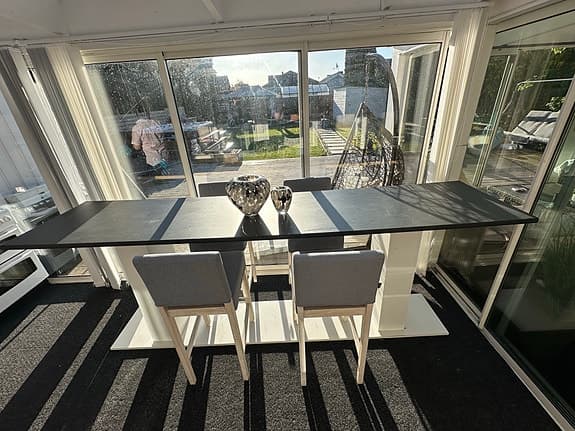 Högt köksbar med 4 barstolar