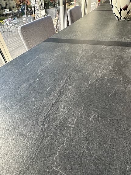Högt köksbar med 4 barstolar