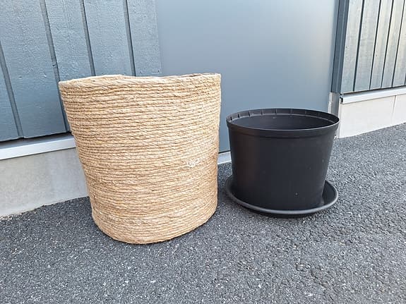 Två stora krukor av korgmaterial