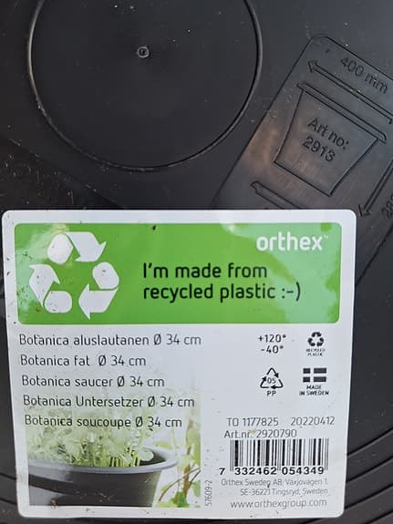 Två stora krukor av korgmaterial