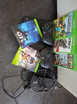 Xbox One konsol med handkontroller och spel