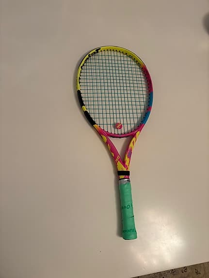 BABOLAT PURE RAFA JUNIOR 26 MED PROFFS STRÄNGAR OCH DÄMPARE