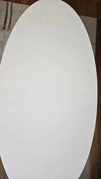 Vitt ovalt soffbord med glasunderdel