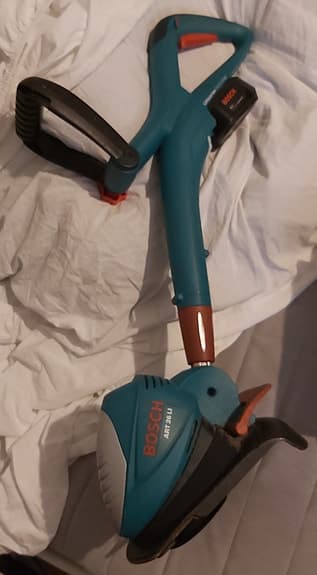 BOSCH GRÄS TRIMMER INKL LADDARE BRUKSKICK FINT SKICK !!!