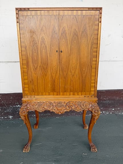 Elegant förvaring/kabinettskåp i barockstil