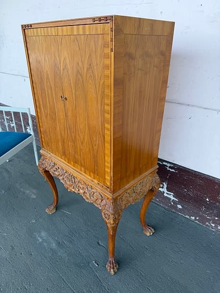 Elegant förvaring/kabinettskåp i barockstil