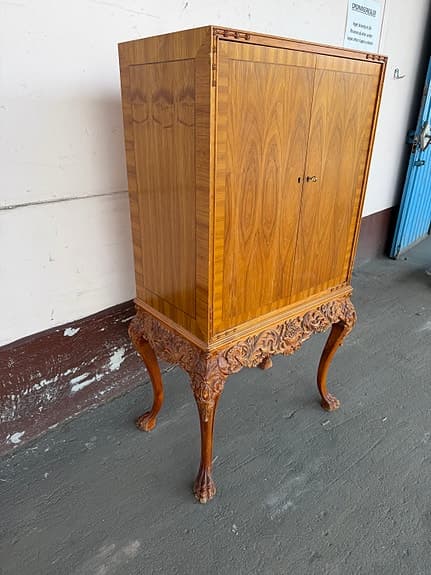 Elegant förvaring/kabinettskåp i barockstil