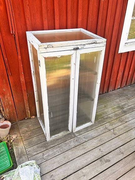Växthus / odlingsskåp i trä med hyllor