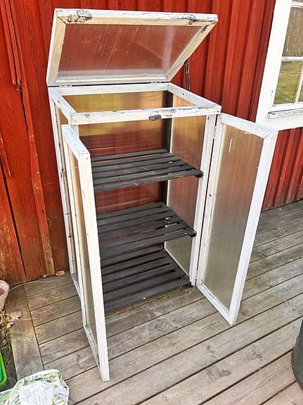 Växthus / odlingsskåp i trä med hyllor