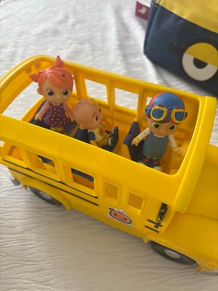 Cocomellon buss med figurer