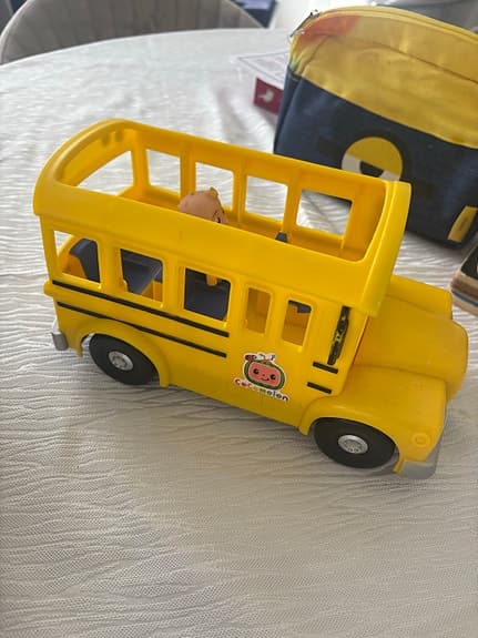 Cocomellon buss med figurer