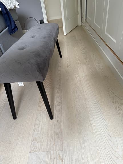 Grå sammetsbänk