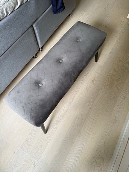 Grå sammetsbänk