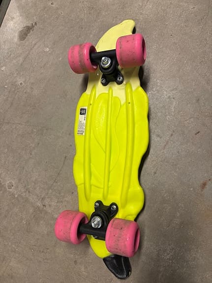 Plasto skateboard gul med rosa hjul