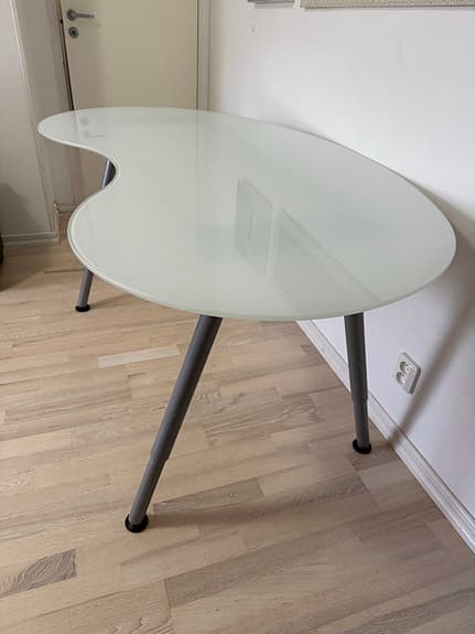 Skrivbord i frostat glas