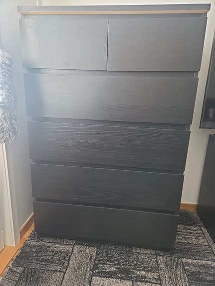 IKEA byrå med flera lådor i mörk träfärg