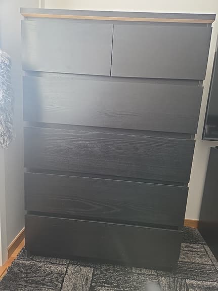 IKEA byrå med flera lådor i mörk träfärg