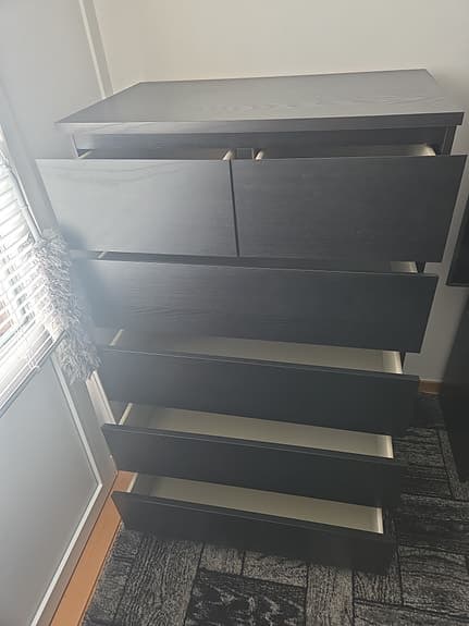 IKEA byrå med flera lådor i mörk träfärg