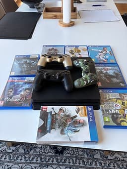 Playstation med handkontroller och 8 spel