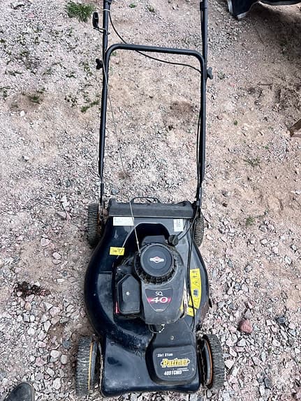 Svart gräsklippare bensindriven