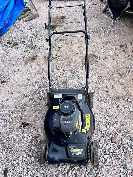 Svart gräsklippare bensindriven