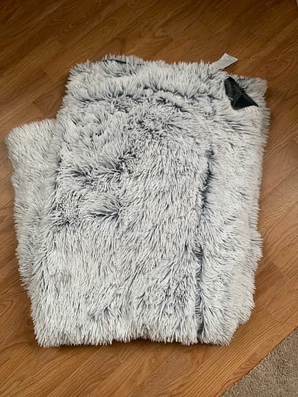 Jysk fluffig pläd grå