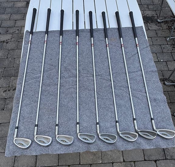 Golfklubbor järnset med stålskaft