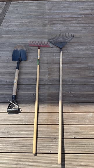 Spade, kratta och lövräfsa trädgårdsredskap