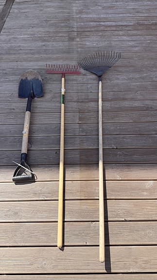 Spade, kratta och lövräfsa trädgårdsredskap