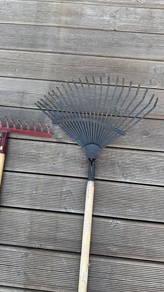 Spade, kratta och lövräfsa trädgårdsredskap