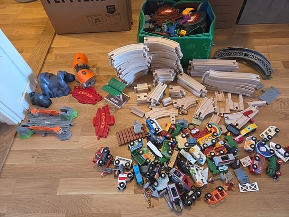 BRIO stort paket trätåg, räls och fordon