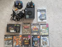 GameCube med två handkontroller och spel