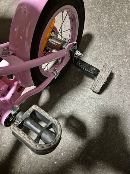 Rosa barncykel med stödhjul