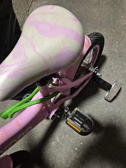 Rosa barncykel med stödhjul