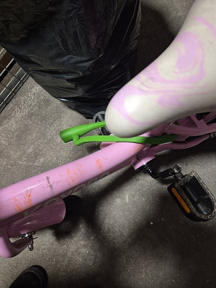 Rosa barncykel med stödhjul