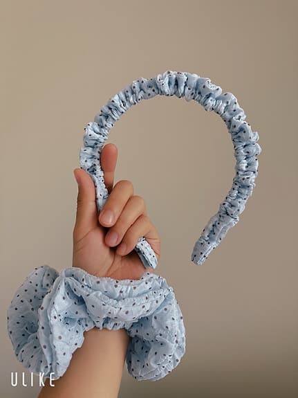 Handgjort set – blå prickigt hårband & scrunchie