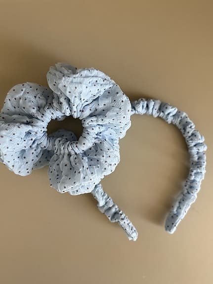 Handgjort set – blå prickigt hårband & scrunchie