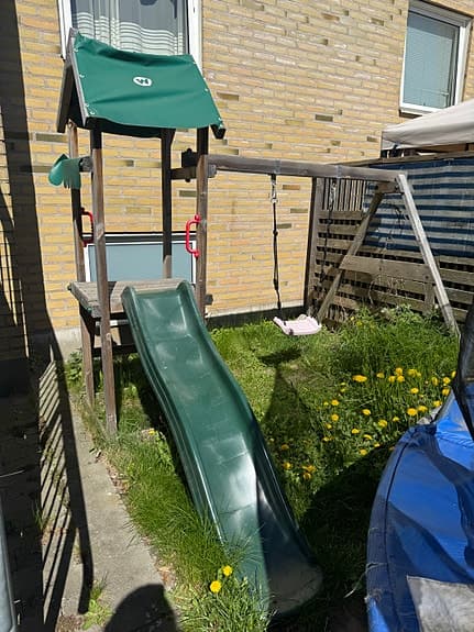 Lekställning med rutschkana & gunga