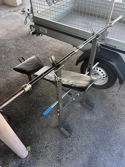Träningsbänk med skivstång och vikter