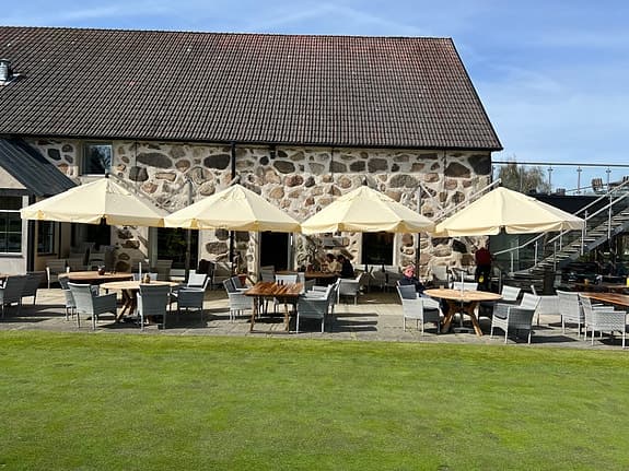 Stora parasoller för uteservering / trädgård