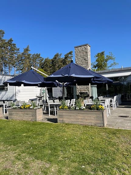 Stora parasoller för uteservering / trädgård