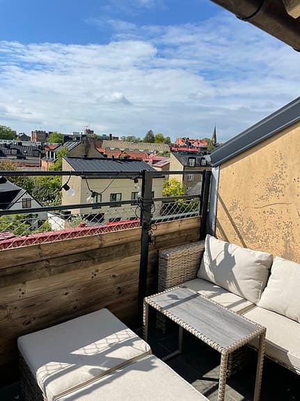 Utegrupp rotting med soffa, bord och fotpallar