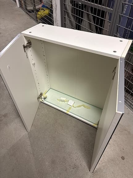 Vitt badrumsskåp med spegeldörrar