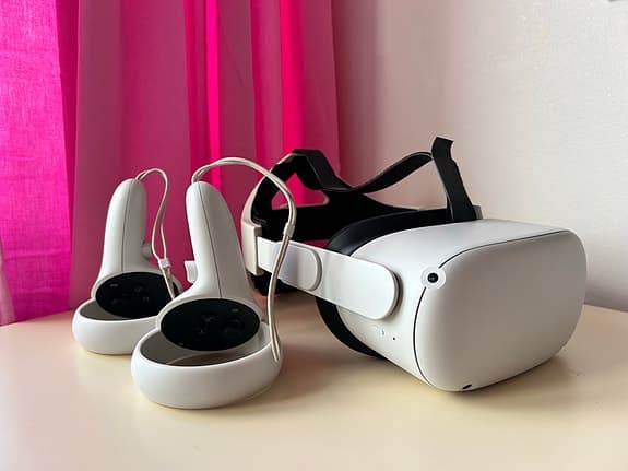 Meta Quest 2 VR-headset med handkontroller vit