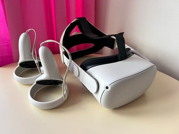Meta Quest 2 VR-headset med handkontroller vit