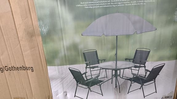 Trädgårdsgrupp Lyon med 4 stolar, parasoll och glasbord