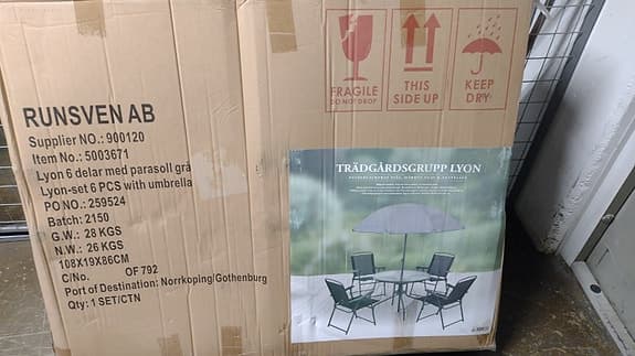 Trädgårdsgrupp Lyon med 4 stolar, parasoll och glasbord