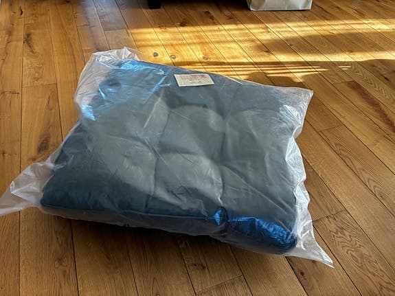 Grå dynor till soffa eller loungemöbel